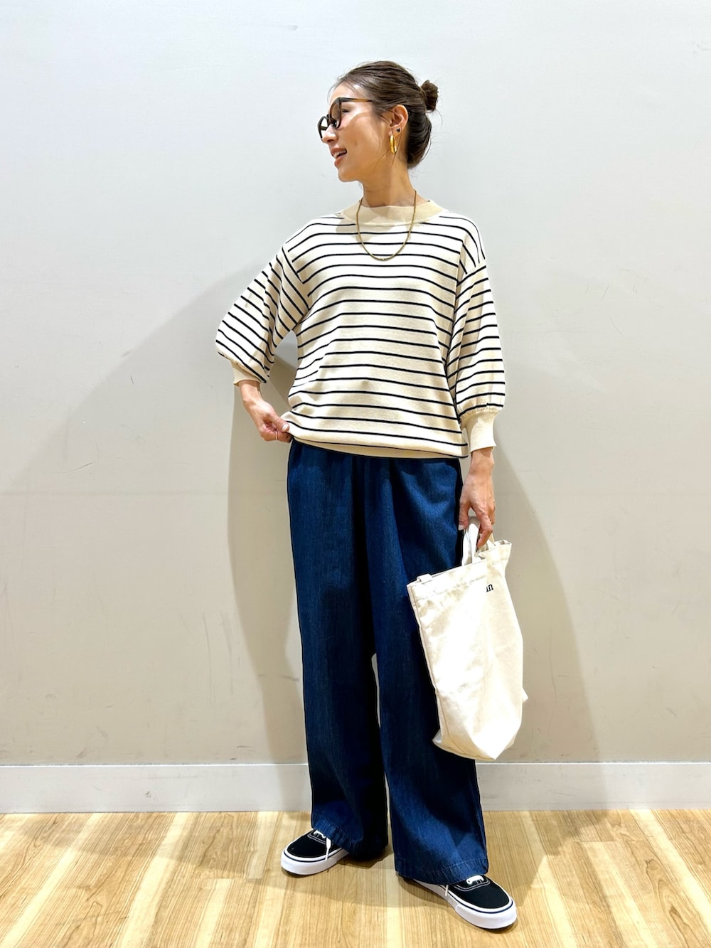 ベージュ系のマウンテンパーカー、ホワイト系のニット/セーター、ブルー系のその他パンツを着用したレディースの春コーディネートの5枚目の写真