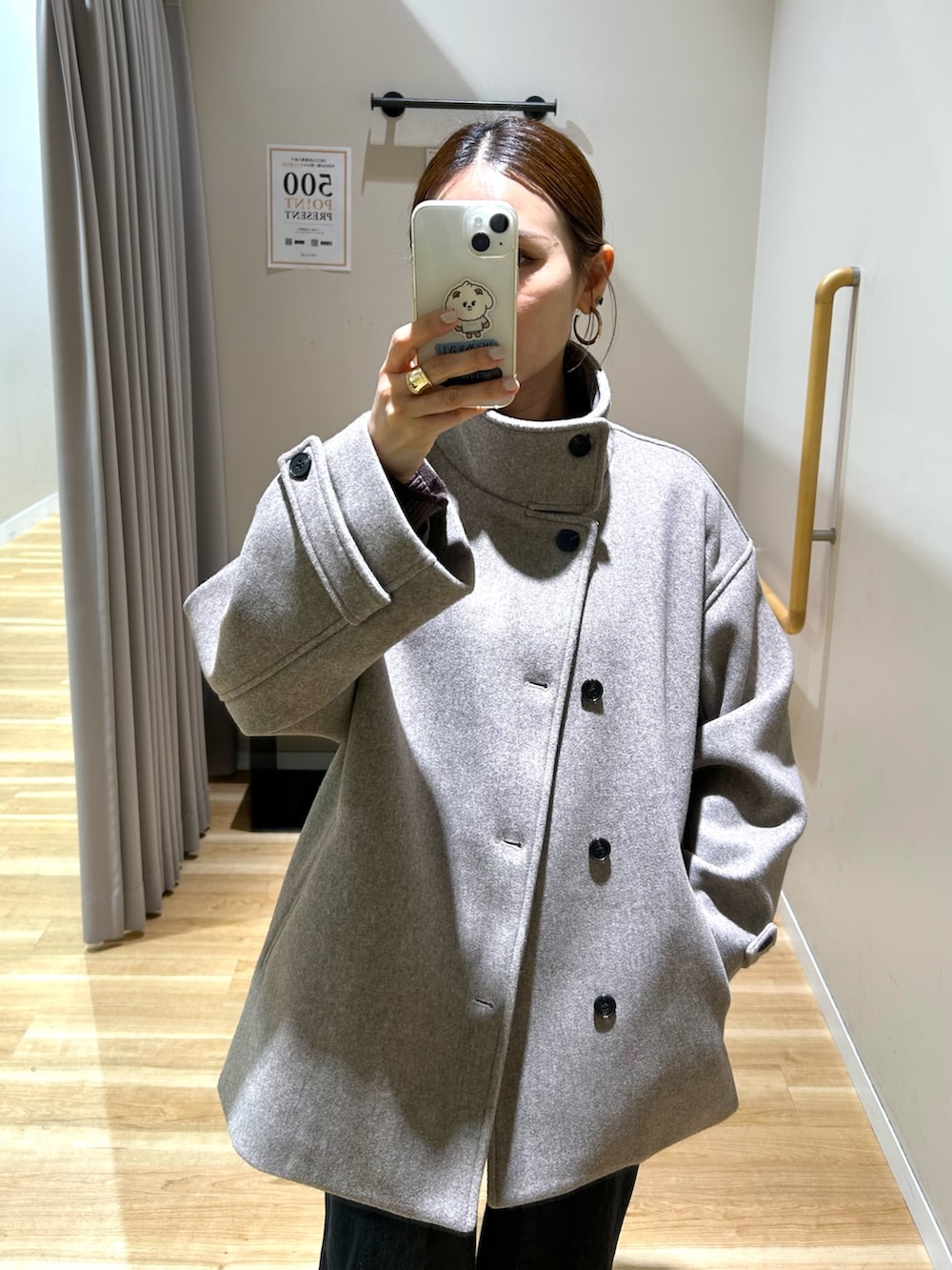 ベージュ系のその他アウター、グレー系のベスト、ブラウン系のニット/セーターを着用したレディースの冬コーディネートの6枚目の写真