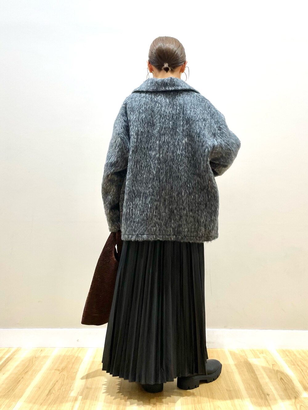 「休日スタイル、キレイめカジュアル、アウターコーデ、オトナカワイイ、オフィスカジュアル、レディースファッション、冬服コーデ、30代コーデ、40代ファッション、ママコーデ、ITEMS URBANRESEARCH」｜「ITEMS URBANRESEARCHのダブルフェイスモールニット（ニット/セーター、ホワイト系）」を使った、rinneさん（レディース・157cm）の冬コーディネートの3枚目の写真