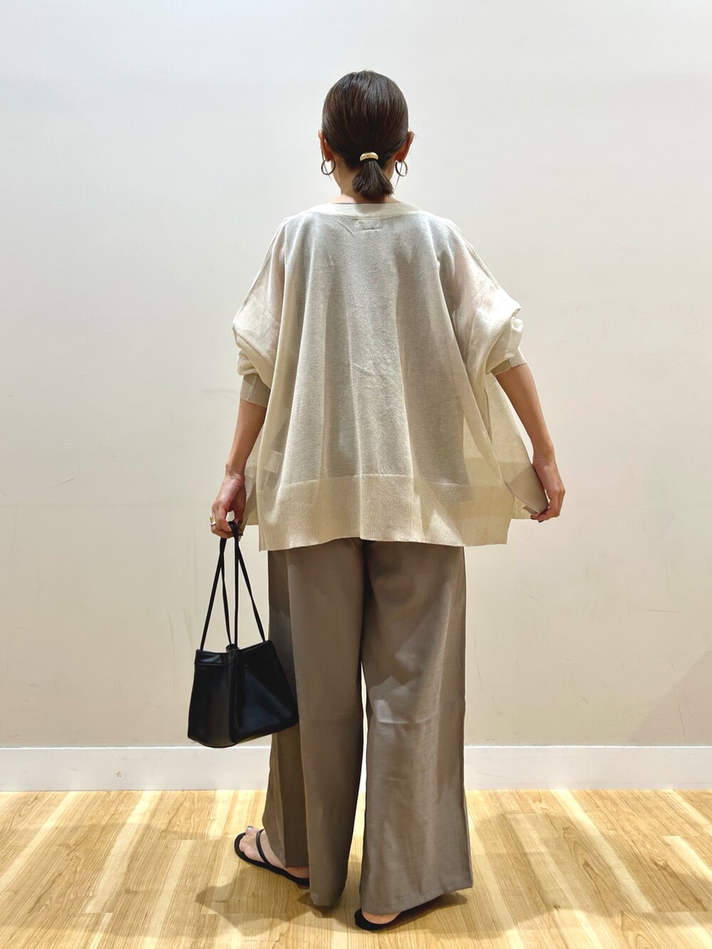 グレー系のカーディガン/ボレロ、ベージュ系のセットアップを着用したレディースの秋コーディネートの5枚目の写真