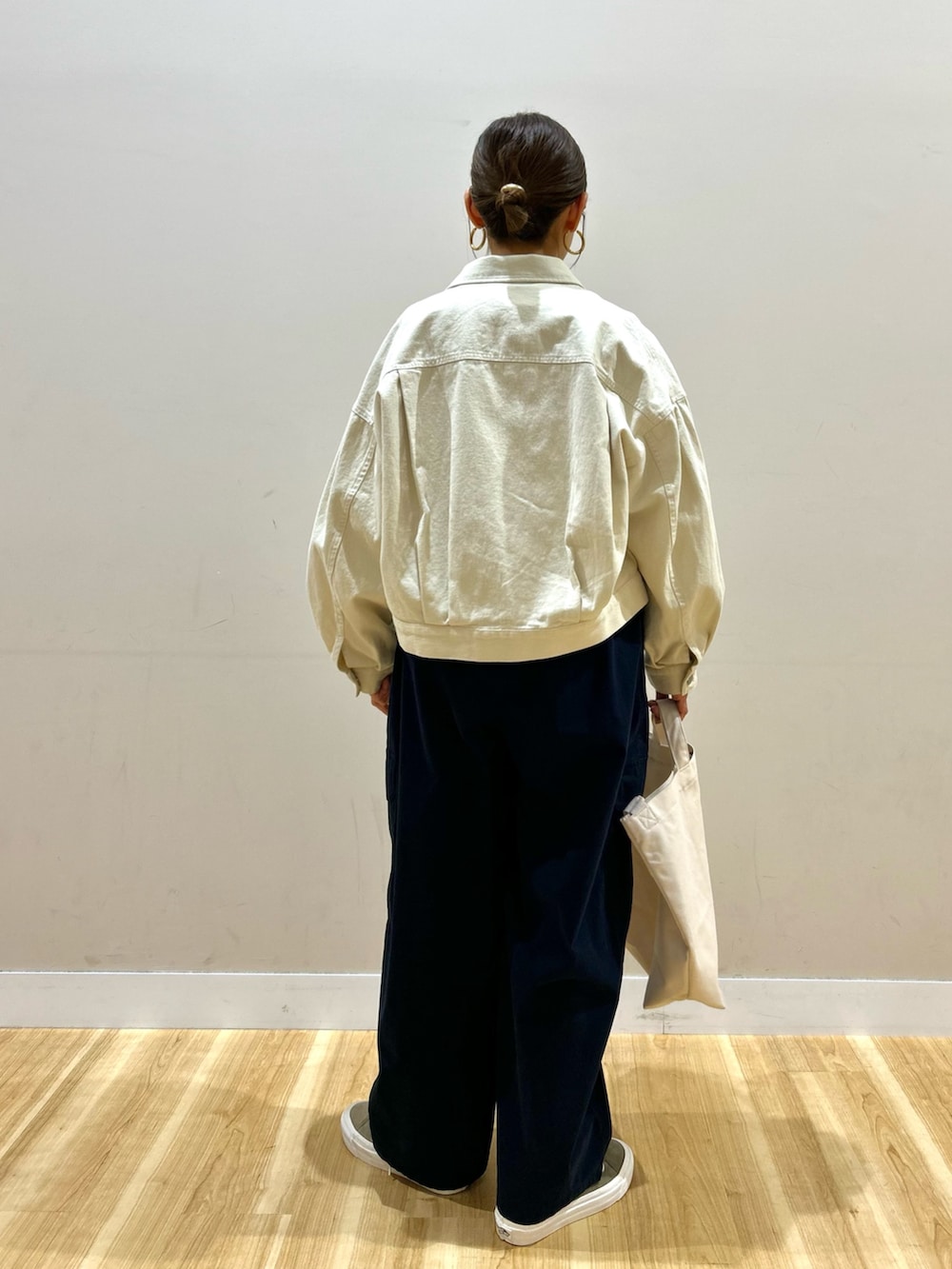 ホワイト系のブルゾン、ブルー系のTシャツ/カットソー、ブルー系のその他パンツを着用したレディースの春コーディネートの3枚目の写真