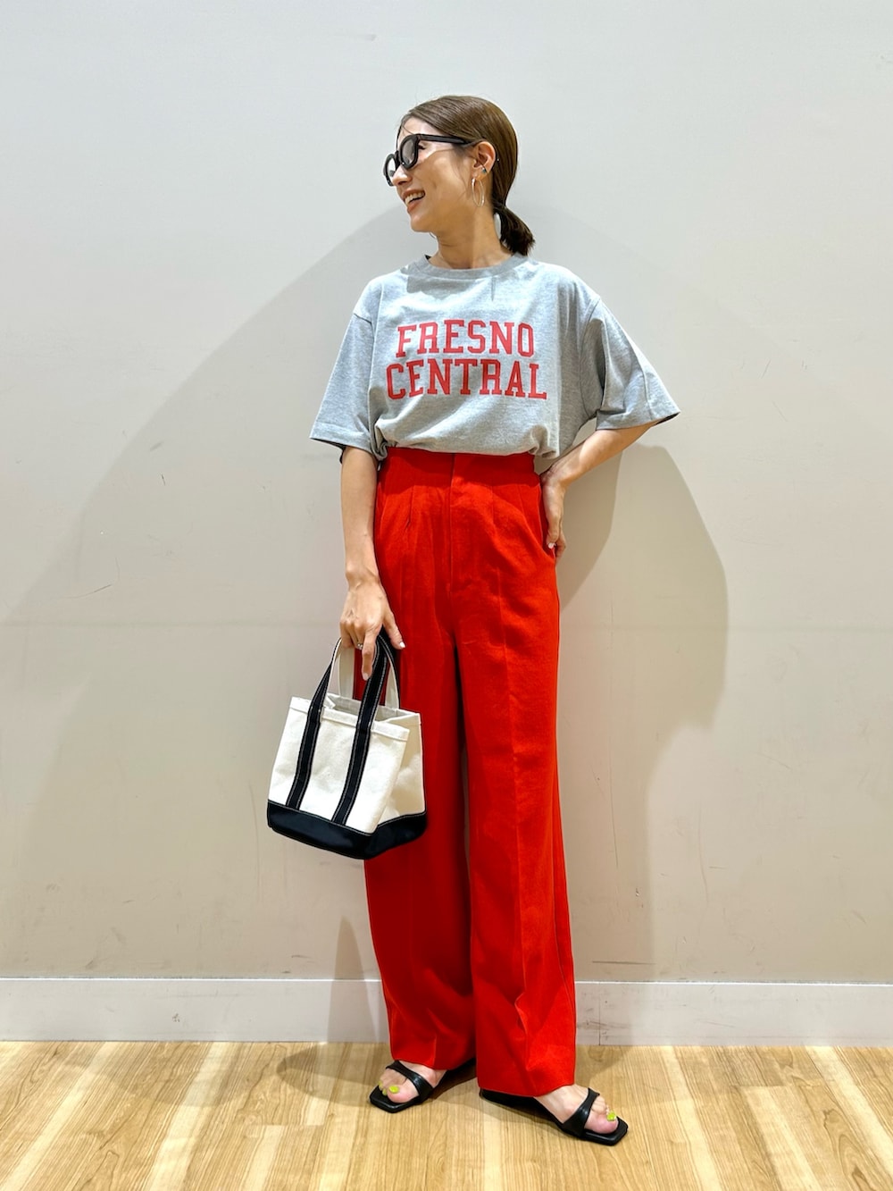 ブラック系のカーディガン/ボレロ、グレー系のTシャツ/カットソー、レッド系のその他パンツを着用したレディースの夏コーディネートの5枚目の写真