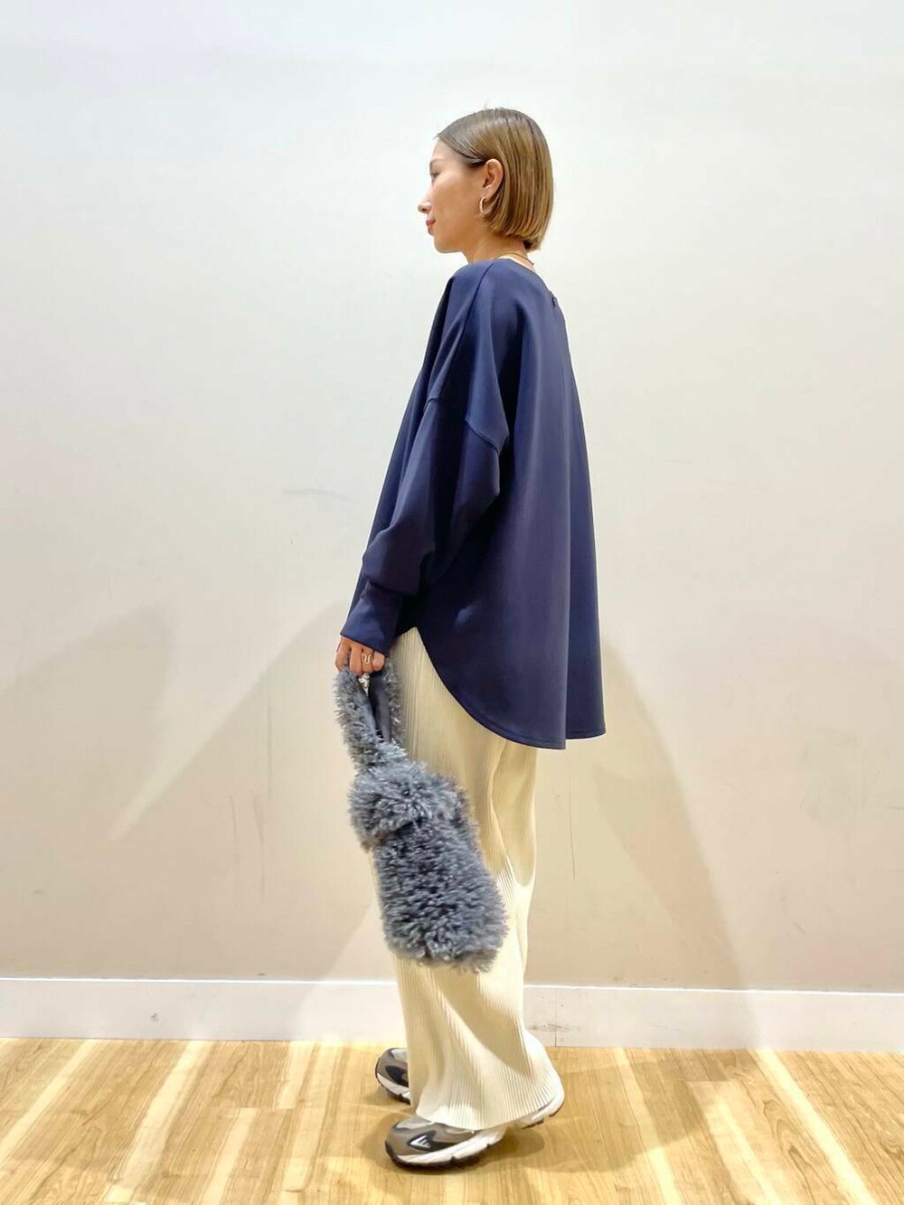 ホワイト系のその他パンツ、グレー系のTシャツ/カットソー、グレー系のハンドバッグを着用したレディースの秋コーディネートの4枚目の写真