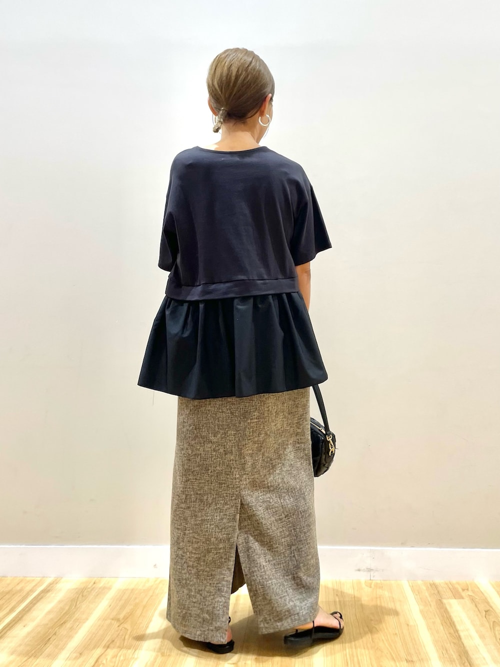 ブラック系のTシャツ/カットソー、ベージュ系のスカート、ブラック系のショルダーバッグを着用したレディースの夏コーディネートの4枚目の写真
