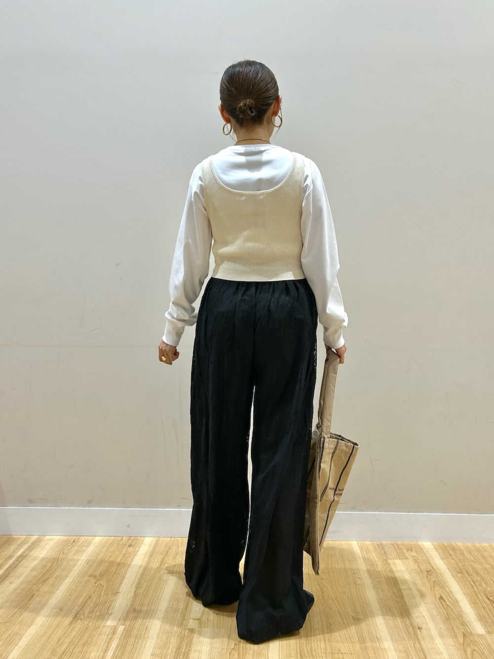 ブルー系のデニムジャケット、ホワイト系のベスト、ホワイト系のTシャツ/カットソーを着用したレディースの冬コーディネートの5枚目の写真