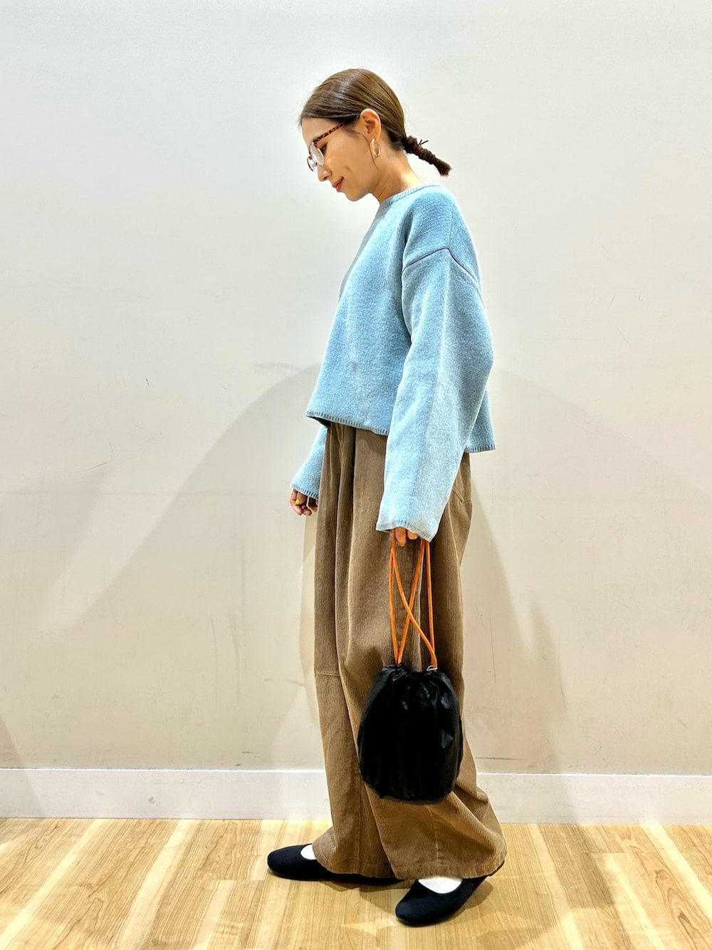 ブルー系のニット/セーター、ベージュ系のその他パンツを着用したレディースの秋コーディネートの2枚目の写真