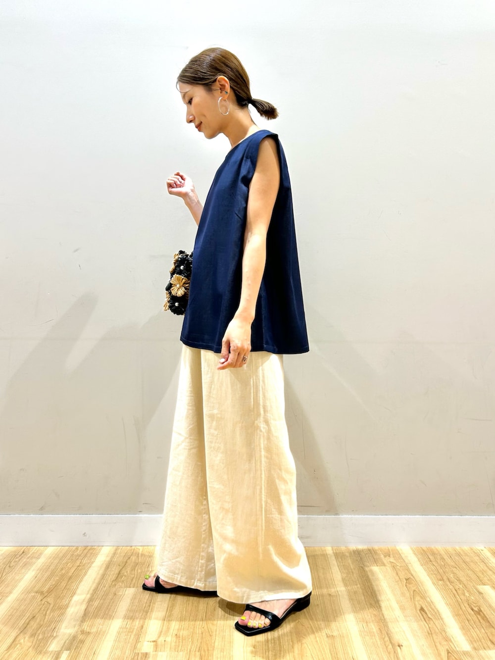 ブルー系のシャツ/ブラウス、ベージュ系のその他パンツ、ブラック系のショルダーバッグを着用したレディースの夏コーディネートの3枚目の写真