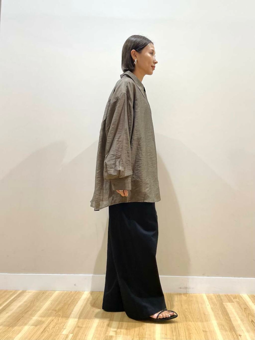 ブラック系のショルダーバッグ、ブラック系のタンクトップ、ブラウン系のシャツ/ブラウスを着用したレディースの秋コーディネートの4枚目の写真