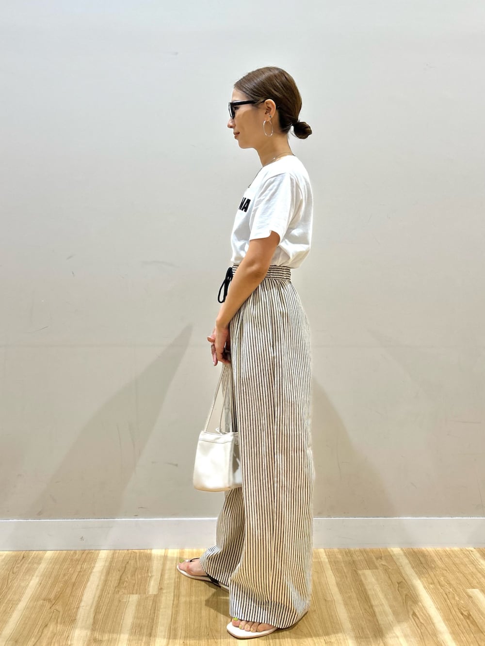 ブラウン系のその他アウター、ホワイト系のTシャツ/カットソー、ブラック系のその他パンツを着用したレディースの夏コーディネートの6枚目の写真