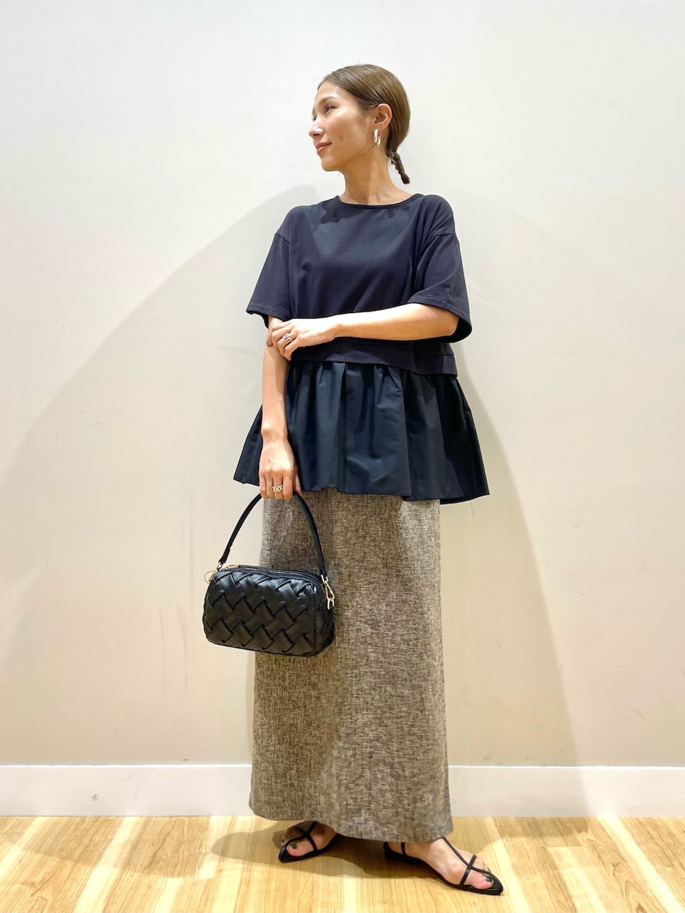 ブラック系のTシャツ/カットソー、ベージュ系のスカート、ブラック系のショルダーバッグを着用したレディースの夏コーディネートの5枚目の写真