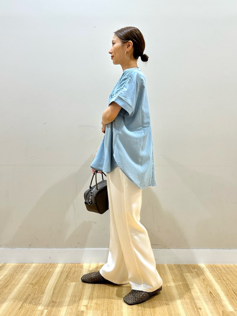 ブルー系のシャツ/ブラウス、ホワイト系のその他パンツ、ブラウン系のサンダルを着用したレディースの春コーディネートの4枚目の写真