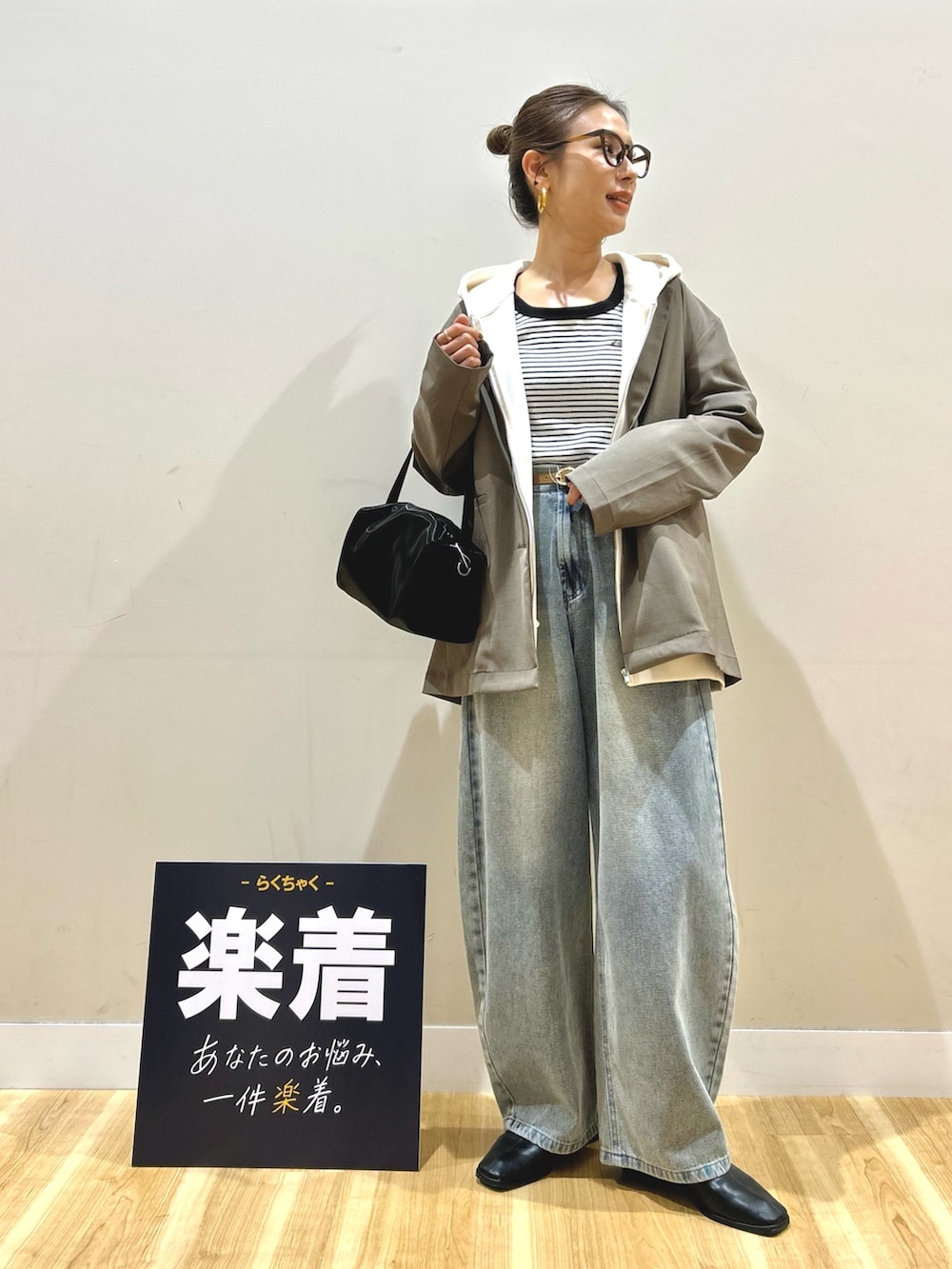 ホワイト系のパーカー、ブルー系のデニムパンツ、ホワイト系のTシャツ/カットソーを着用したレディースの春コーディネートの4枚目の写真