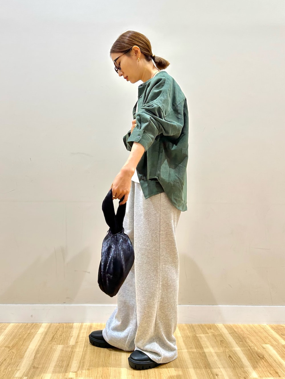 グリーン系のシャツ/ブラウス、ホワイト系のTシャツ/カットソー、グレー系のその他パンツを着用したレディースの秋コーディネートの2枚目の写真