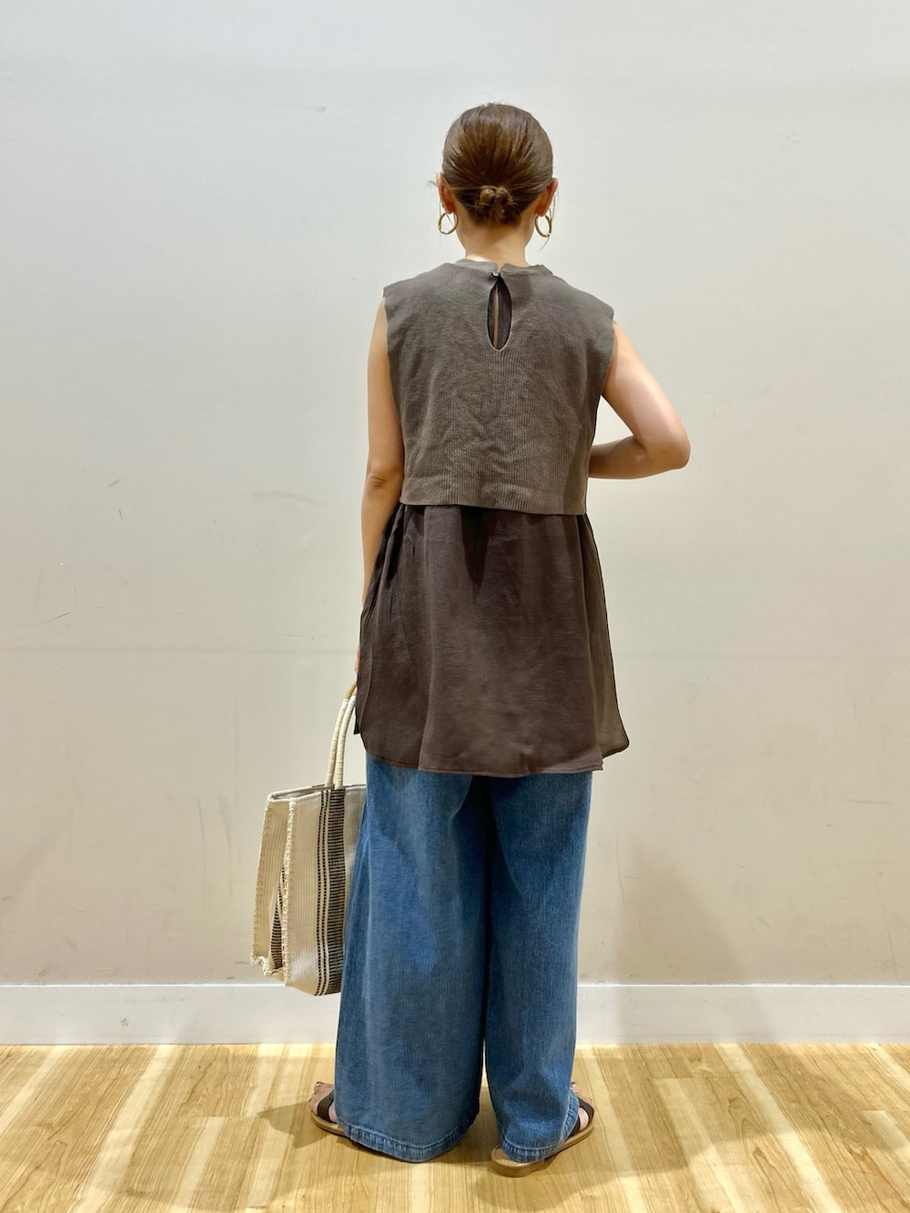 ブラウン系のシャツ/ブラウス、ブルー系のデニムパンツ、ホワイト系のトートバッグを着用したレディースの夏コーディネートの4枚目の写真