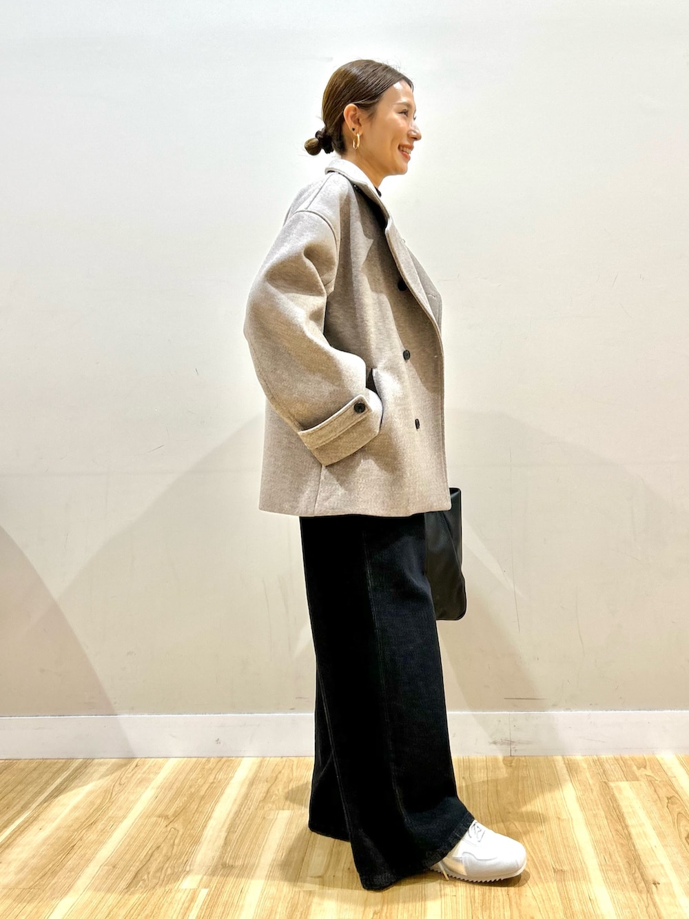 ベージュ系のその他アウター、グレー系のベスト、ブラウン系のニット/セーターを着用したレディースの冬コーディネートの2枚目の写真