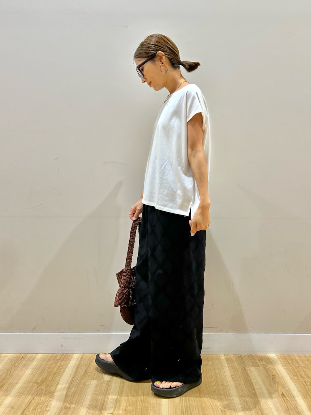 ベージュ系のその他アウター、ホワイト系のTシャツ/カットソー、ブラック系のその他パンツを着用したレディースの夏コーディネートの6枚目の写真