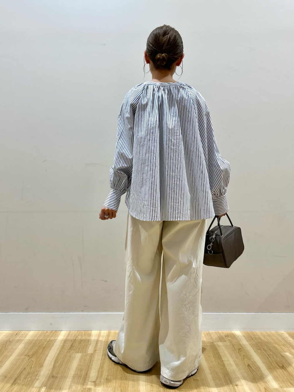 その他のシャツ/ブラウス、ホワイト系のその他パンツ、ブラウン系のボストンバッグを着用したレディースの春コーディネートの3枚目の写真