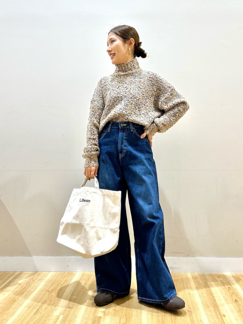 ブラック系のその他アウター、ベージュ系のニット/セーター、ブラウン系のスニーカーを着用したレディースの冬コーディネートの4枚目の写真