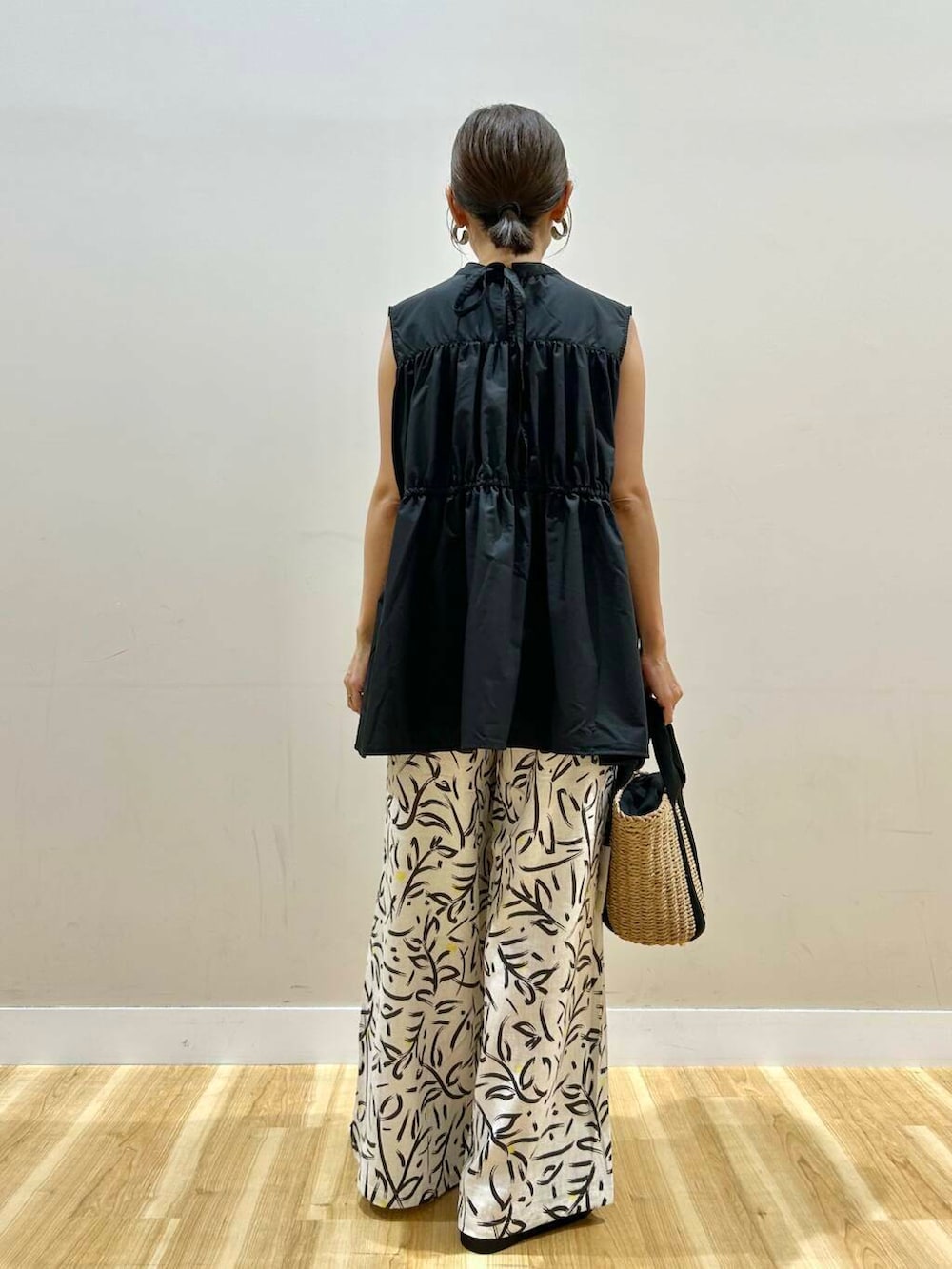 ホワイト系のその他パンツ、ベージュ系のハンドバッグ、ブラック系のサンダルを着用したレディースの夏コーディネートの3枚目の写真