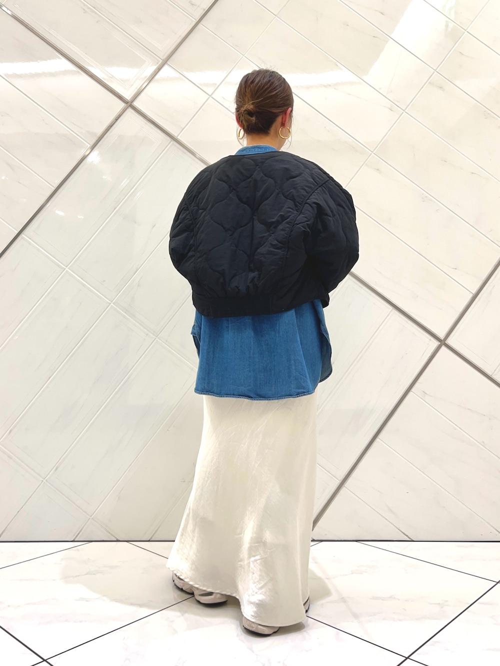 ブルー系のシャツ/ブラウスを着用したレディースの冬コーディネートの3枚目の写真