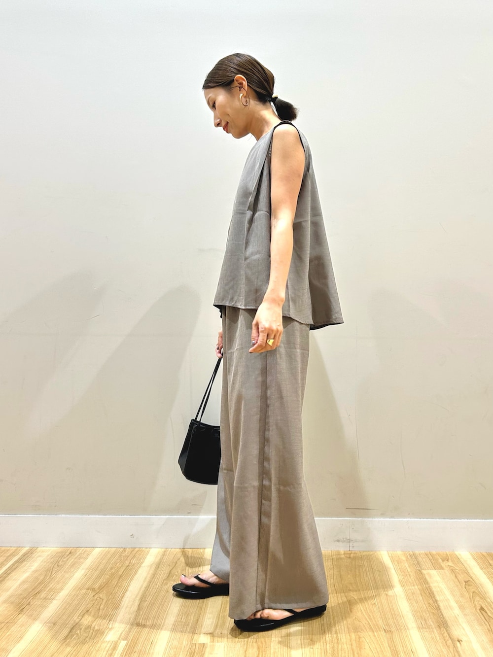 グレー系のカーディガン/ボレロ、ベージュ系のセットアップを着用したレディースの秋コーディネートの8枚目の写真