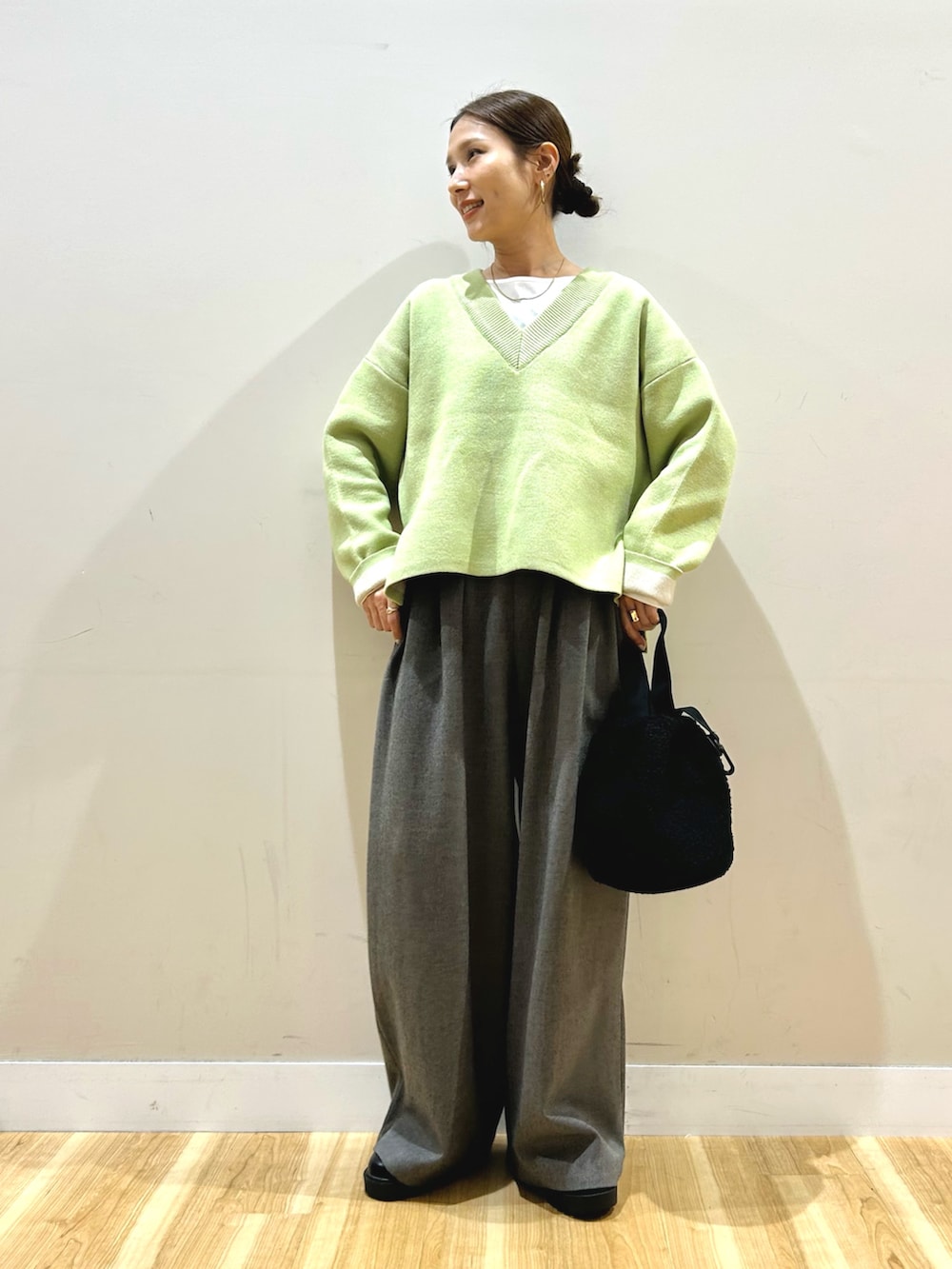 ブラック系のダウンジャケット/コート、ホワイト系のTシャツ/カットソー、ブラック系のブーツを着用したレディースの冬コーディネートの5枚目の写真