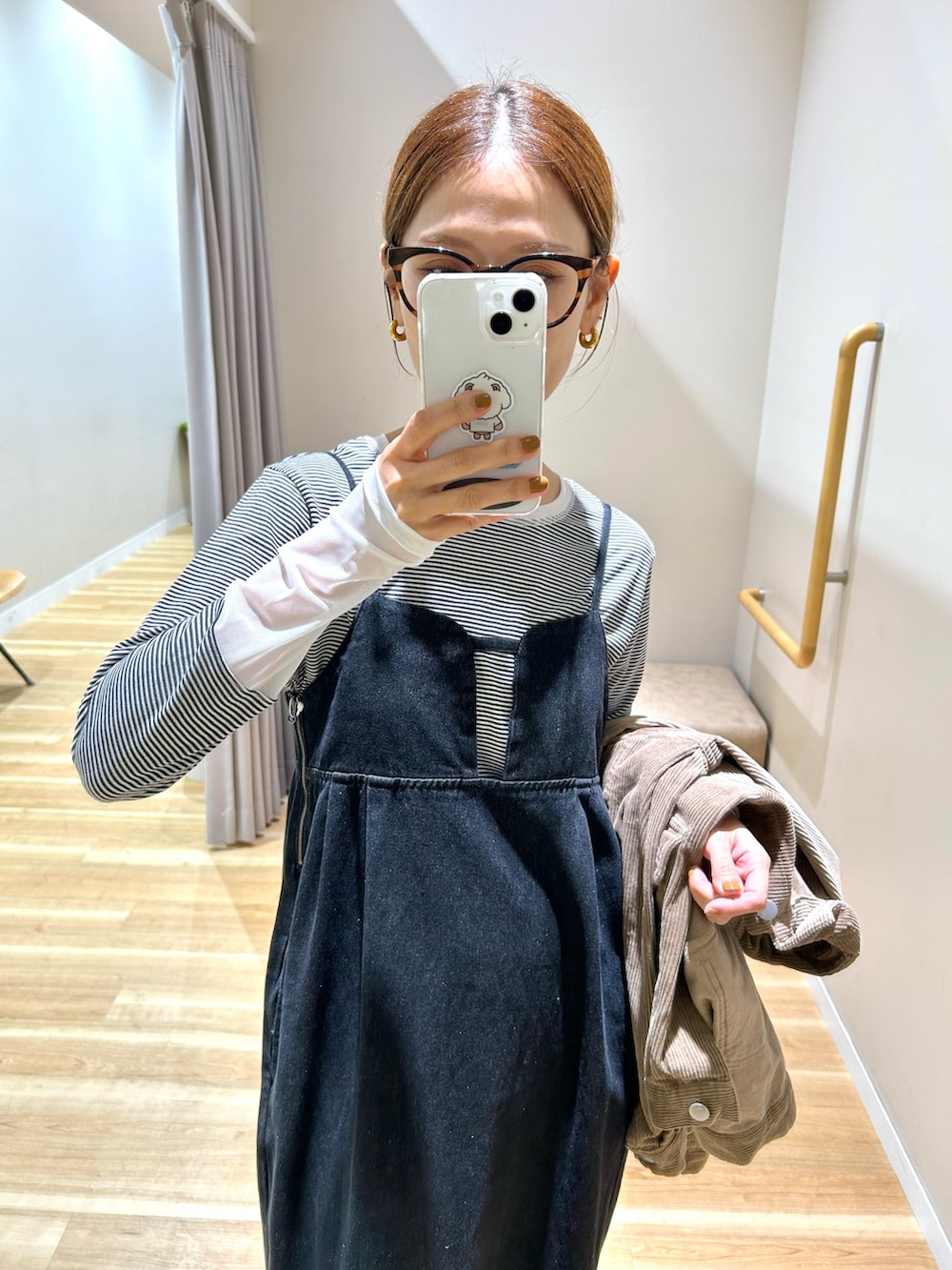 ベージュ系のその他アウター、ホワイト系のTシャツ/カットソー、ブラック系のワンピースを着用したレディースの秋コーディネートの9枚目の写真