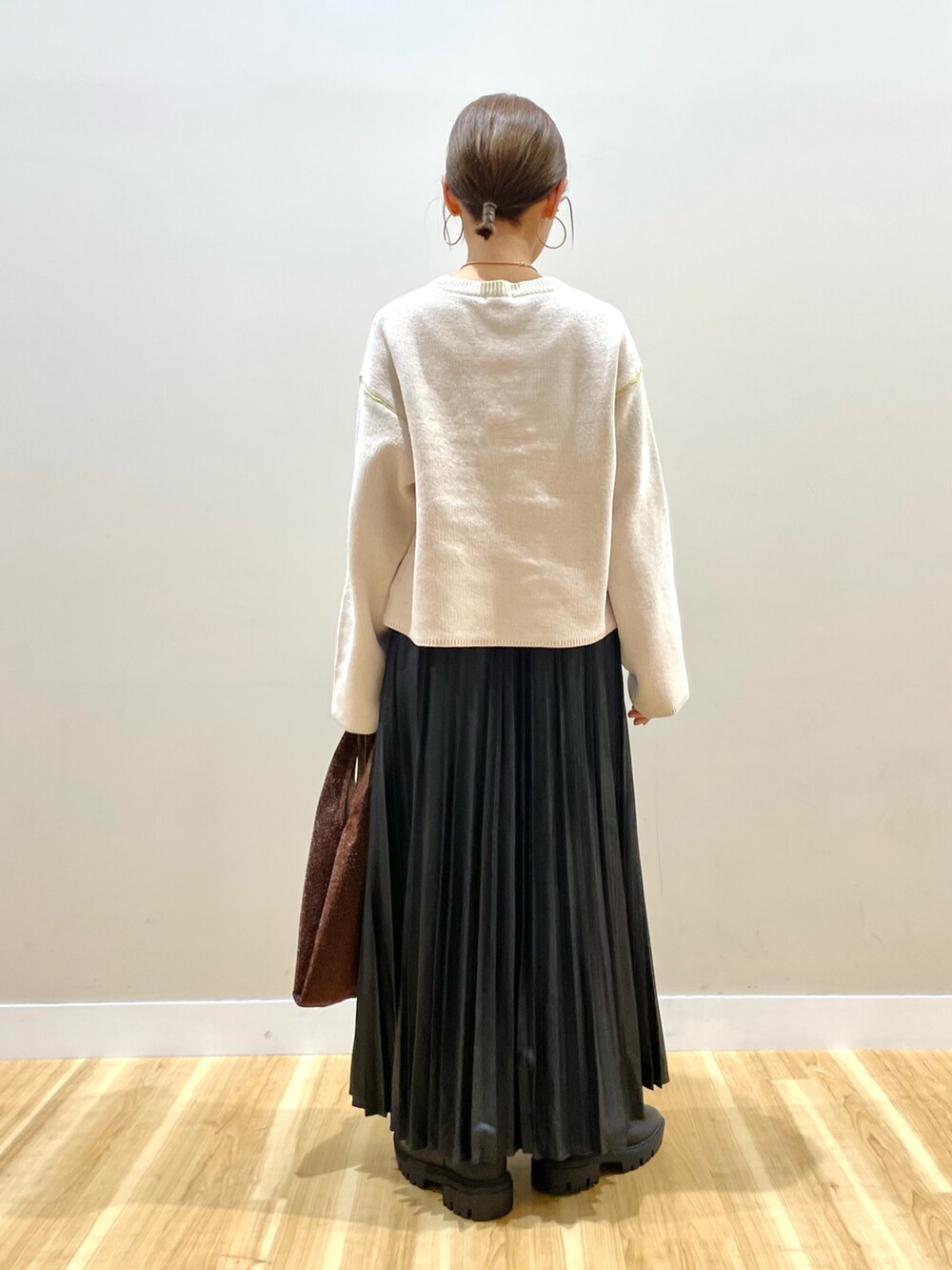 「休日スタイル、キレイめカジュアル、アウターコーデ、オトナカワイイ、オフィスカジュアル、レディースファッション、冬服コーデ、30代コーデ、40代ファッション、ママコーデ、ITEMS URBANRESEARCH」｜「ITEMS URBANRESEARCHのダブルフェイスモールニット（ニット/セーター、ホワイト系）」を使った、rinneさん（レディース・157cm）の冬コーディネートの6枚目の写真