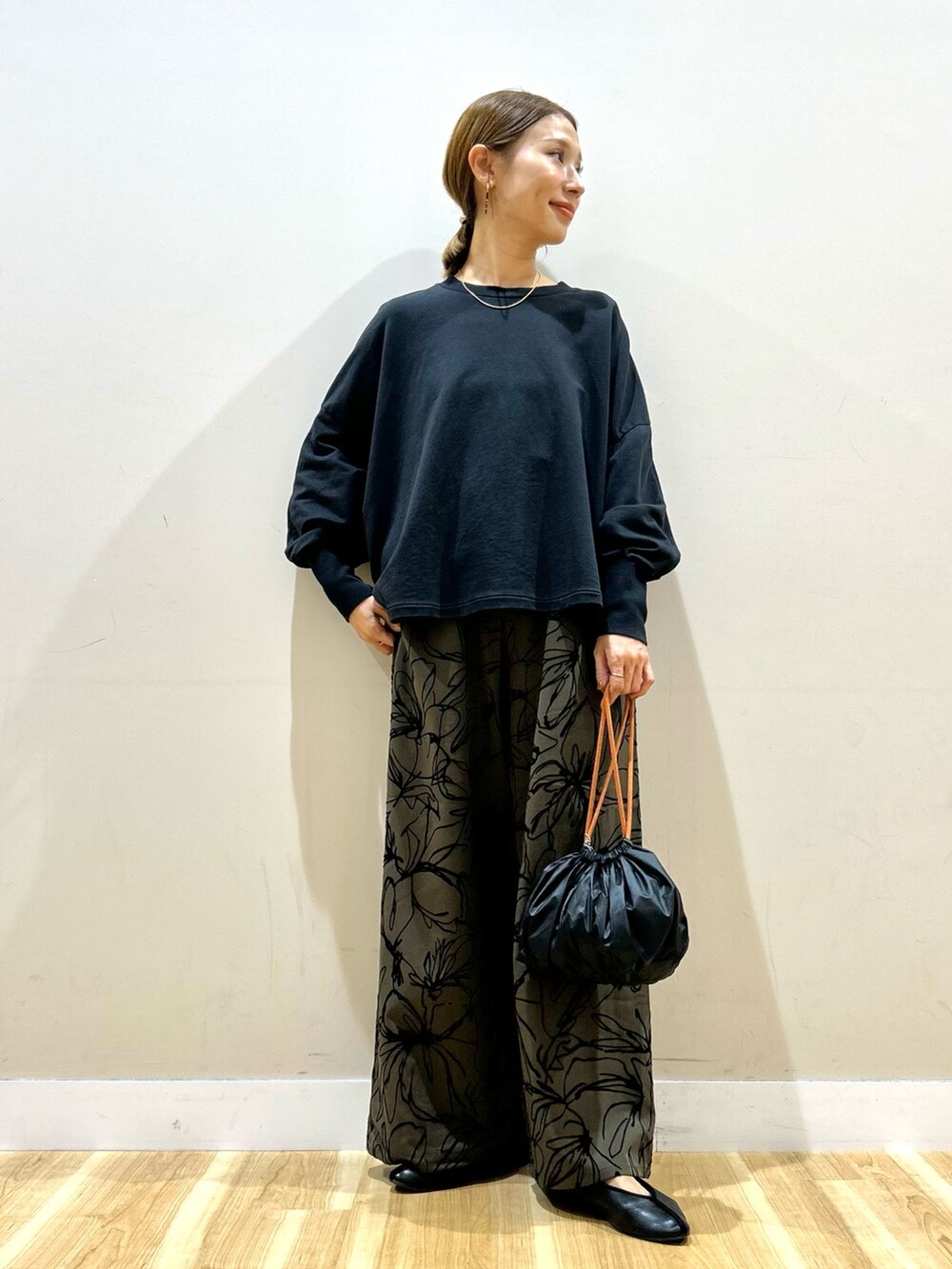 ブラック系のTシャツ/カットソー、ブラウン系のその他パンツ、ブラック系のショルダーバッグを着用したレディースの秋コーディネートの5枚目の写真