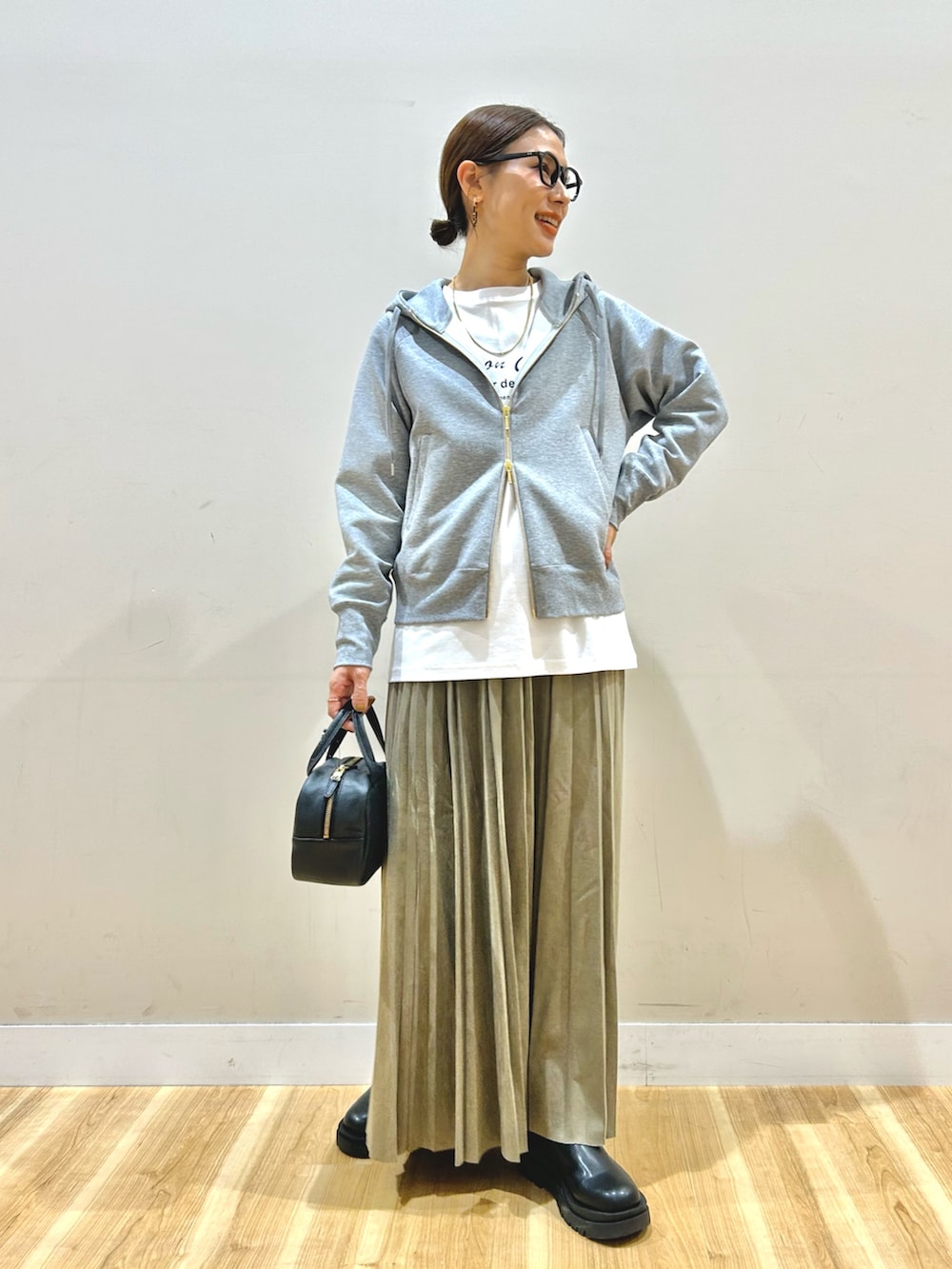 ホワイト系のブルゾン、グレー系のパーカー、ホワイト系のTシャツ/カットソーを着用したレディースの冬コーディネートの4枚目の写真