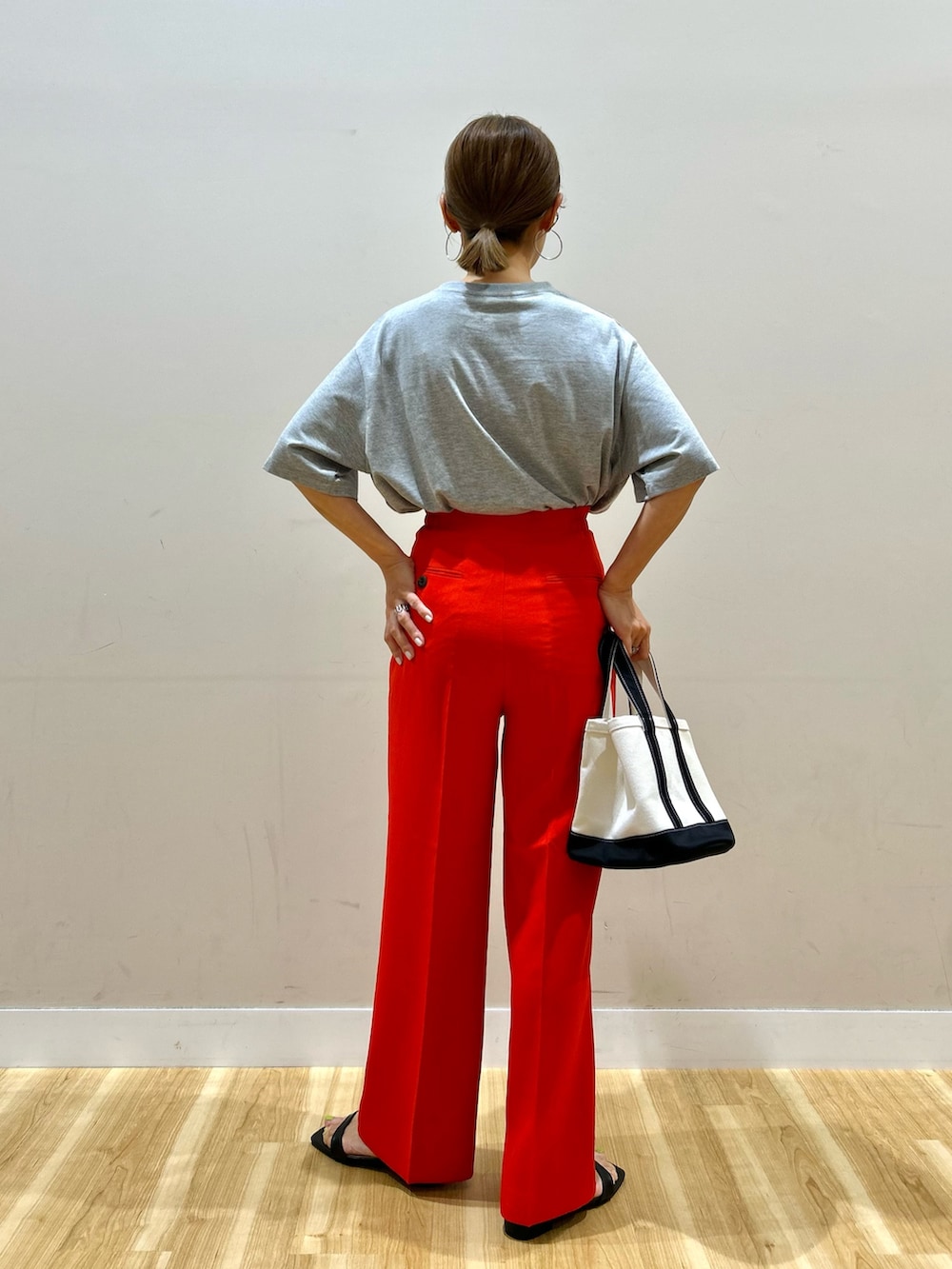 ブラック系のカーディガン/ボレロ、グレー系のTシャツ/カットソー、レッド系のその他パンツを着用したレディースの夏コーディネートの7枚目の写真