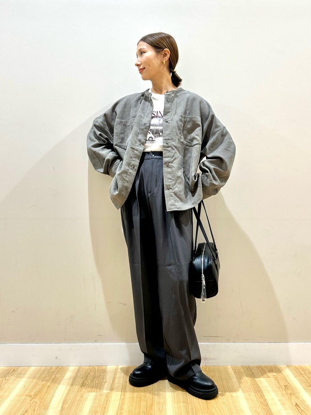 グレー系のその他パンツ、ブラック系のボストンバッグ、ホワイト系のTシャツ/カットソーを着用したレディースの秋コーディネートの8枚目の写真