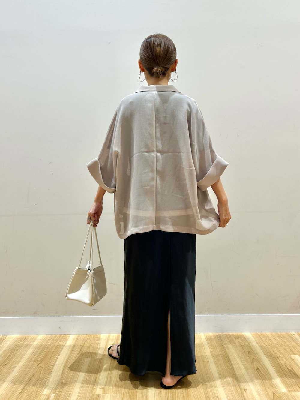 ベージュ系のノーカラージャケット、ブラック系のTシャツ/カットソー、ブラック系のスカートを着用したレディースの春コーディネートの3枚目の写真