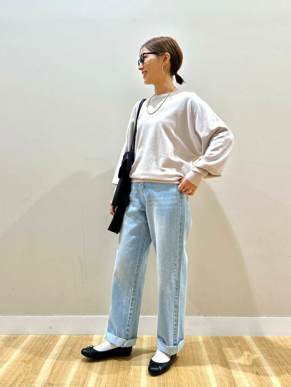 ブラック系のトートバッグ、ブルー系のデニムパンツ、グレー系のノーカラージャケットを着用したレディースの冬コーディネートの7枚目の写真