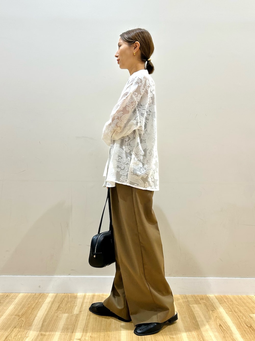 ブラウン系のその他パンツ、ブラック系のボストンバッグ、ホワイト系のシャツ/ブラウスを着用したレディースの秋コーディネートの2枚目の写真