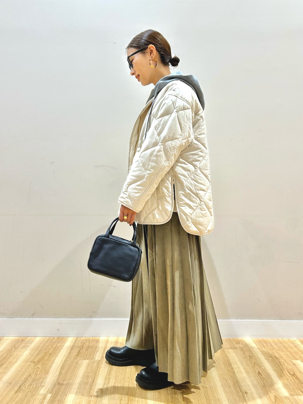 ホワイト系のブルゾン、グレー系のパーカー、ホワイト系のTシャツ/カットソーを着用したレディースの冬コーディネートの2枚目の写真