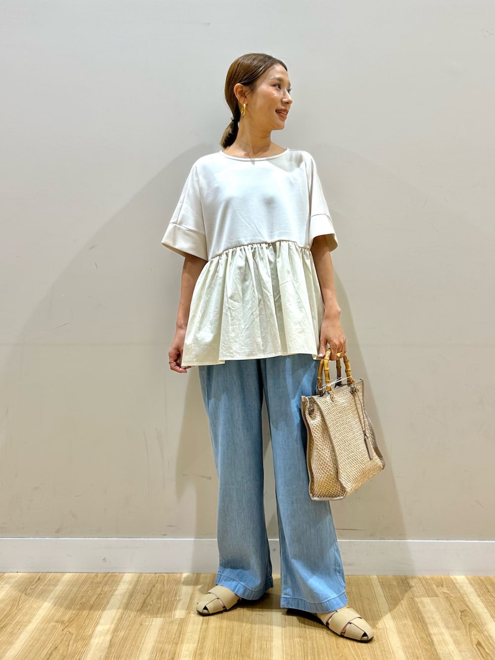 ホワイト系のTシャツ/カットソー、ブルー系のデニムパンツ、ベージュ系のサンダルを着用したレディースの夏コーディネートの2枚目の写真