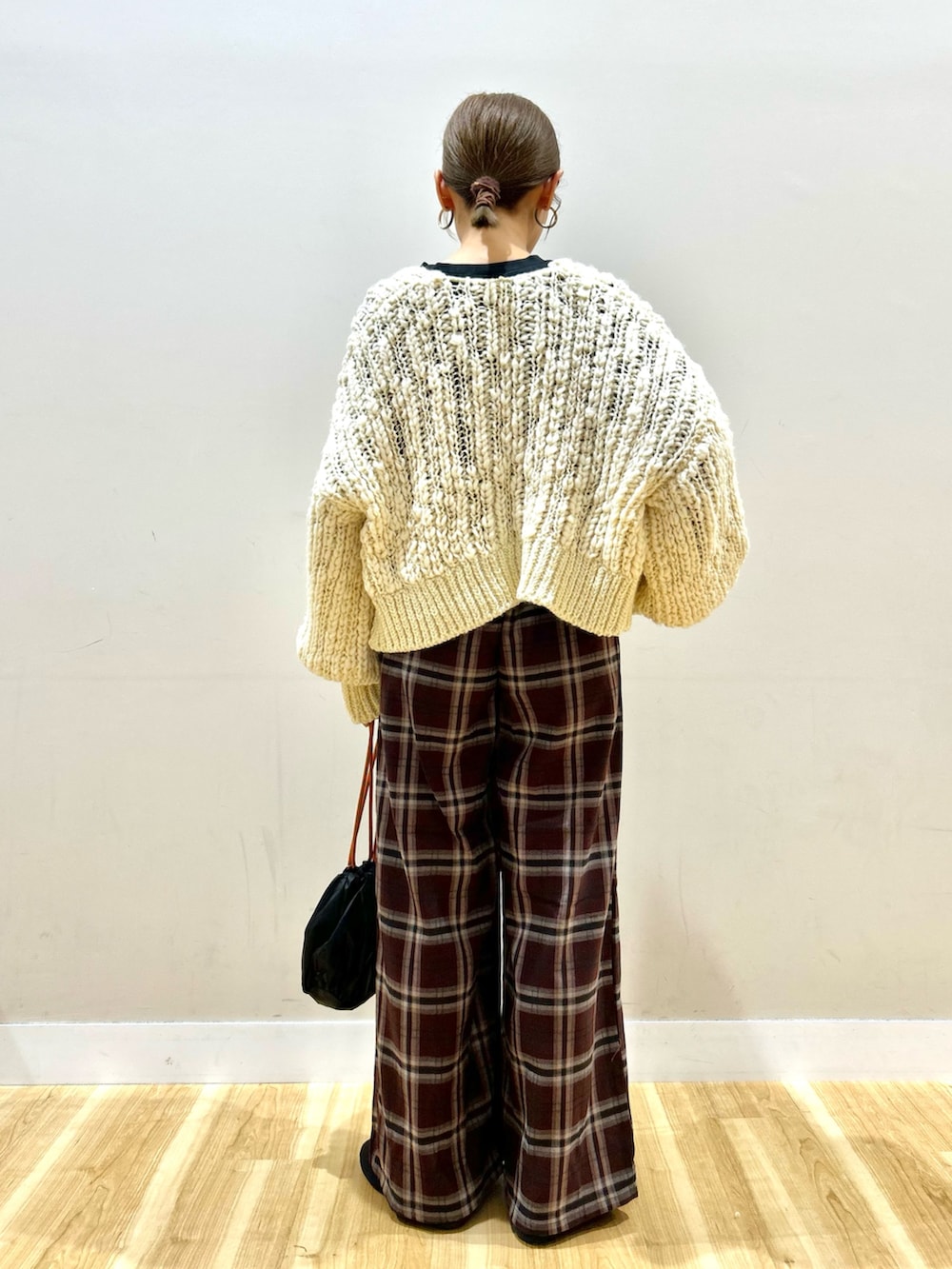 ホワイト系のカーディガン/ボレロ、ブラック系のスウェット、レッド系のその他パンツを着用したレディースの冬コーディネートの3枚目の写真