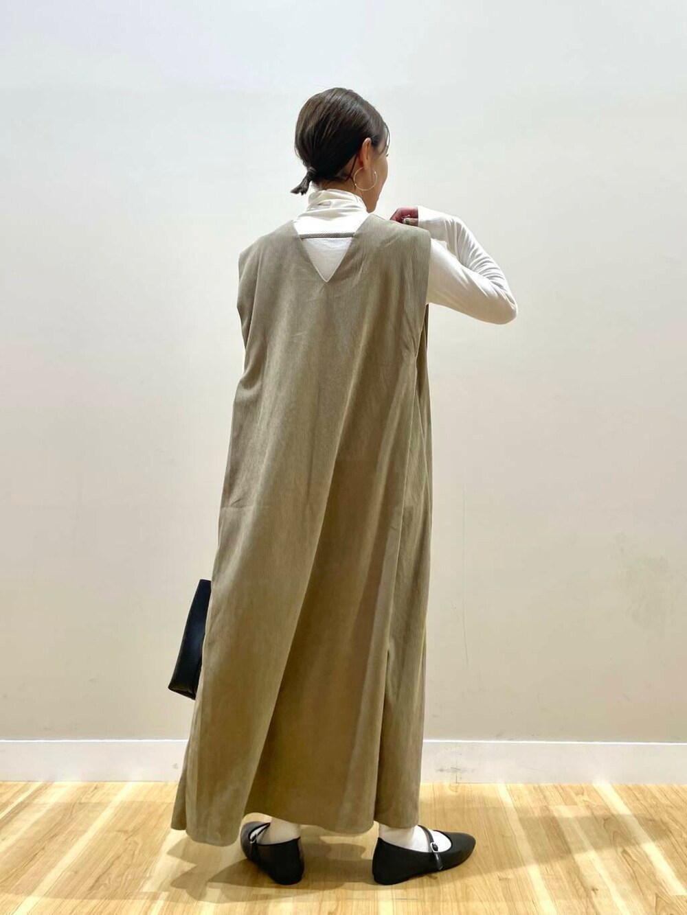 ブラック系のパンプス、ブラック系のトートバッグ、ホワイト系のTシャツ/カットソーを着用したレディースの秋コーディネートの3枚目の写真