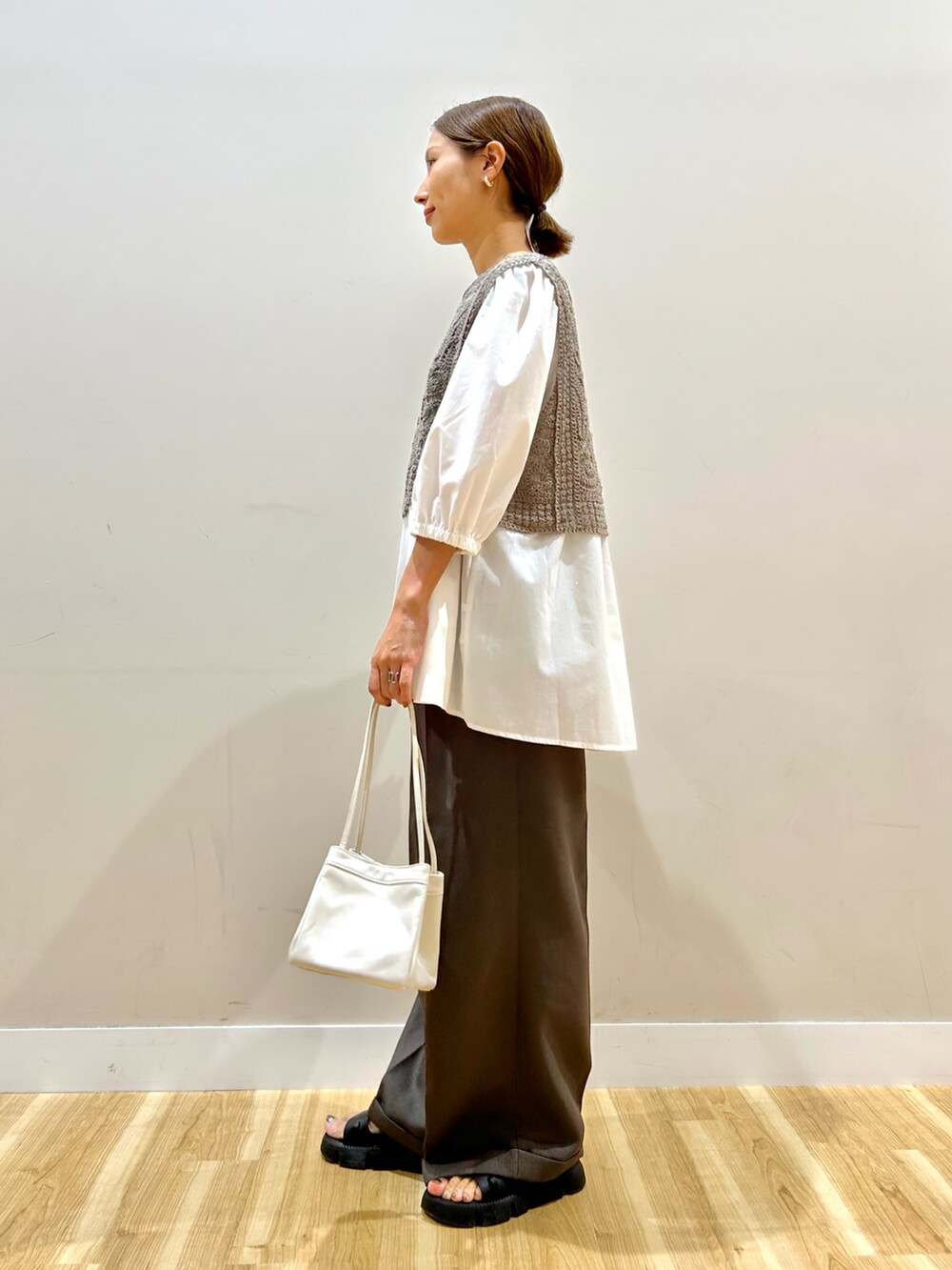 ベージュ系のシャツ/ブラウス、ブラウン系のその他パンツ、ホワイト系のハンドバッグを着用したレディースの秋コーディネートの2枚目の写真