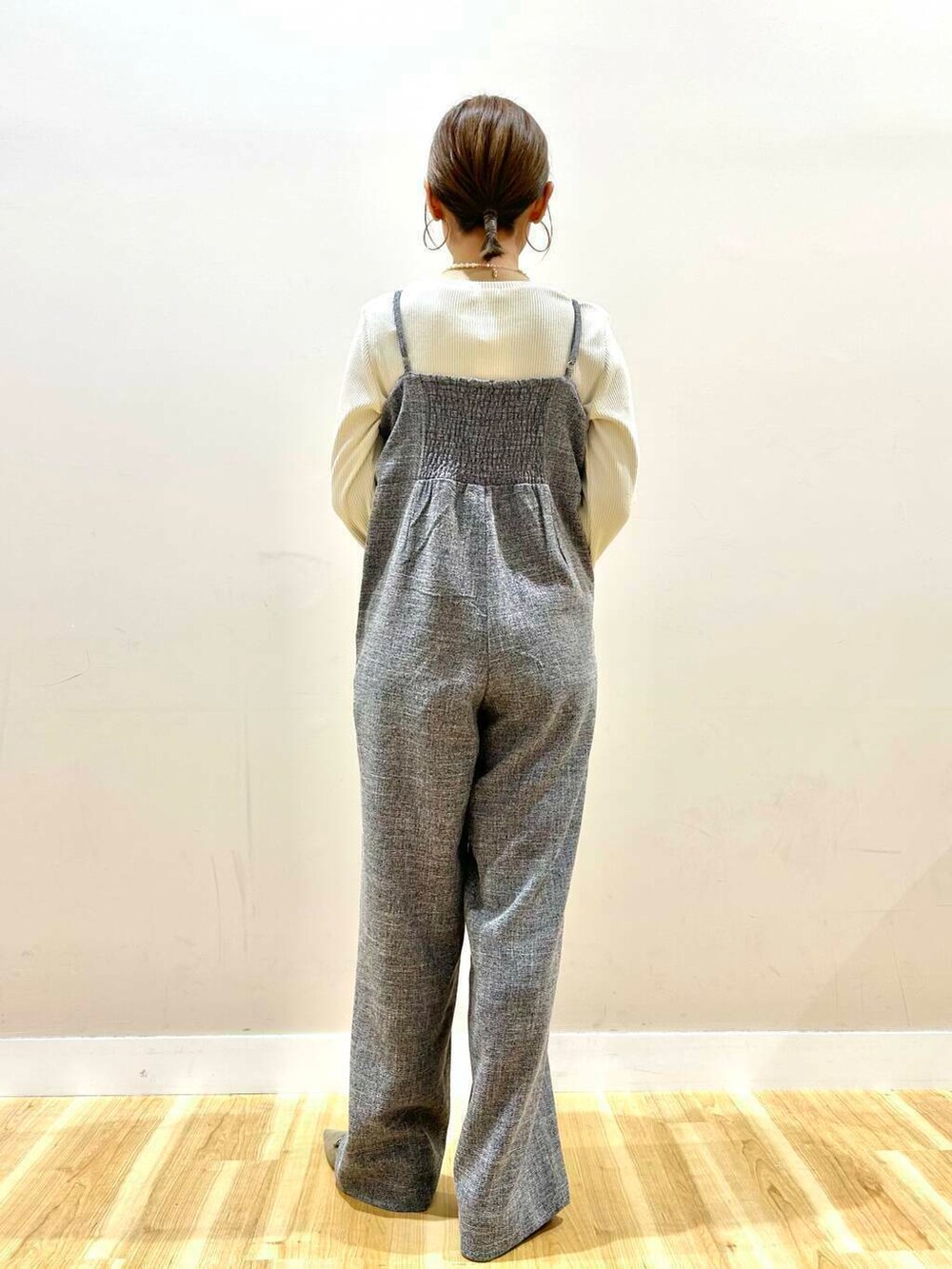 ホワイト系のトートバッグ、グレー系のパンプス、ブラック系のノーカラージャケットを着用したレディースの冬コーディネートの7枚目の写真