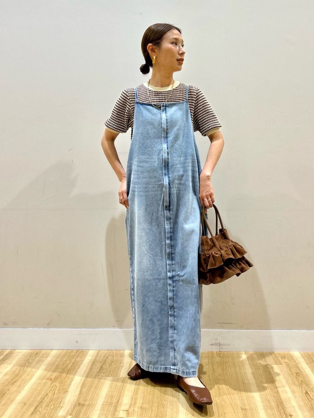 ホワイト系のマウンテンパーカー、ブラウン系のニット/セーター、ブルー系のワンピースを着用したレディースの春コーディネートの5枚目の写真