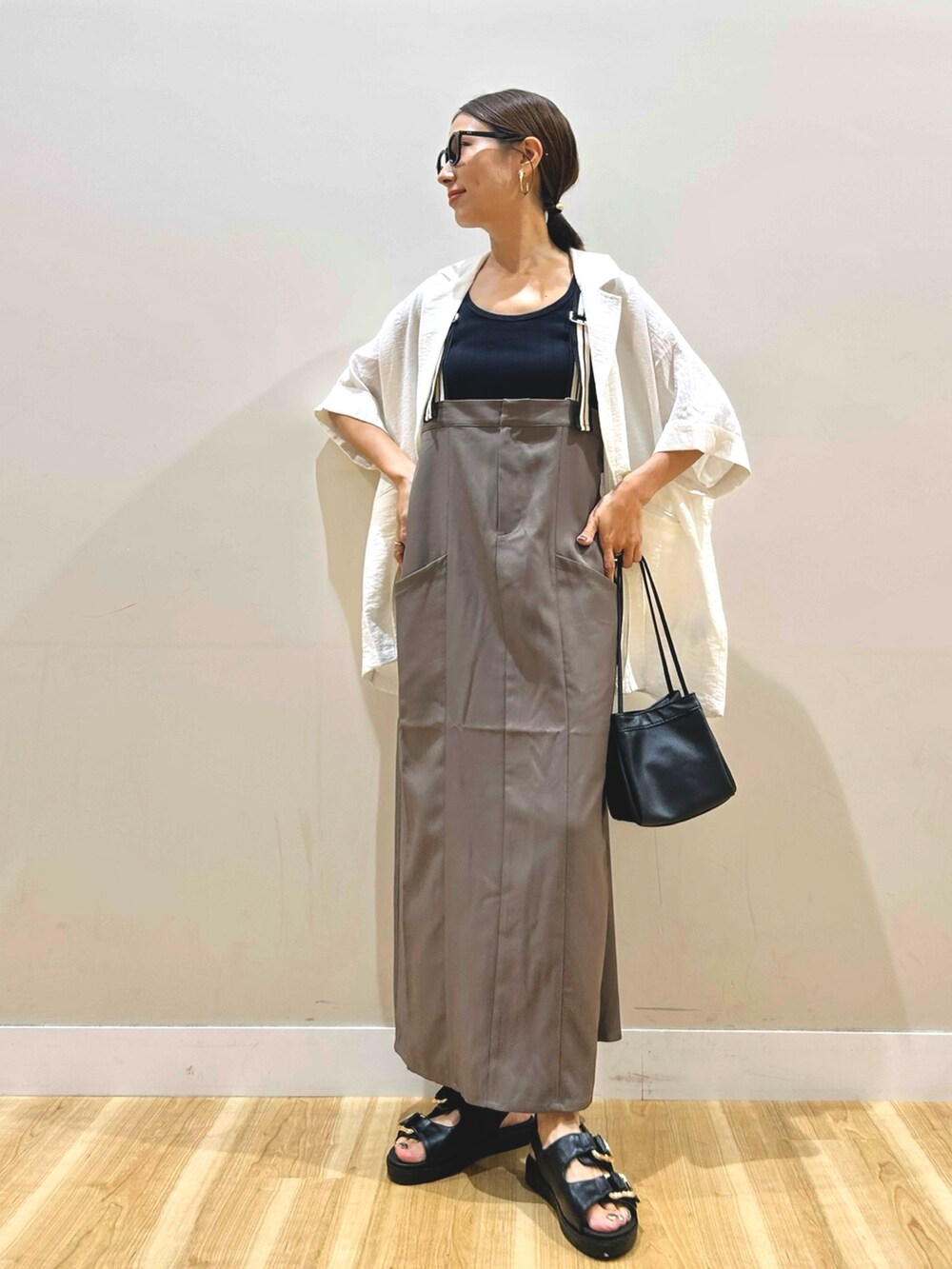 ホワイト系のその他アウター、ホワイト系のタンクトップ、ブラウン系のワンピースを着用したレディースの夏コーディネートの5枚目の写真