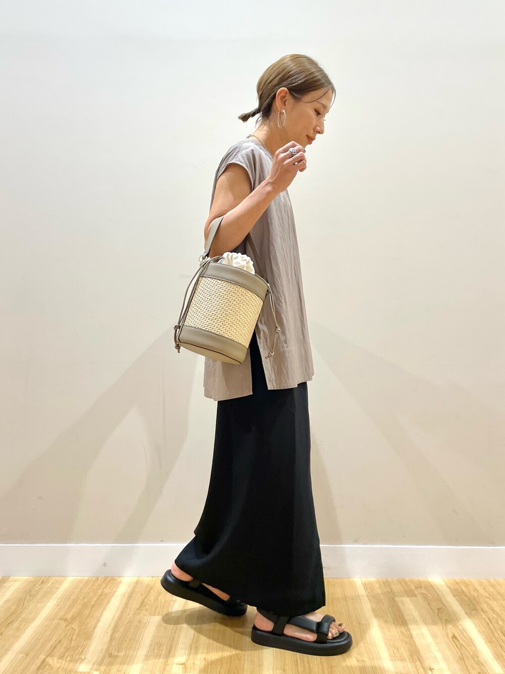 ブラウン系のシャツ/ブラウス、ブラック系のスカートを着用したレディースの夏コーディネートの3枚目の写真