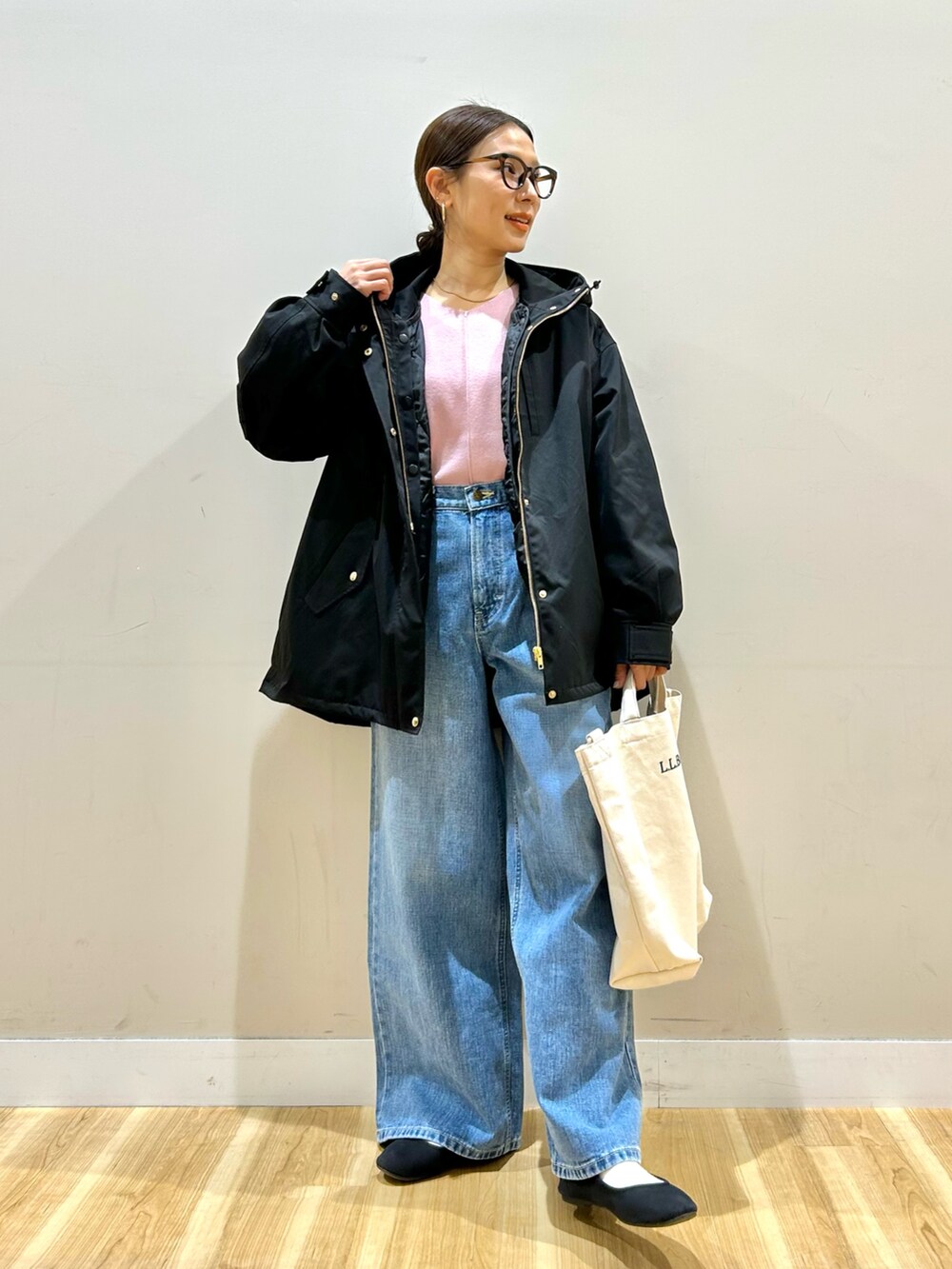 ブルー系のデニムパンツ、ベージュ系のショルダーバッグ、ピンク系のニット/セーターを着用したレディースの冬コーディネートの8枚目の写真