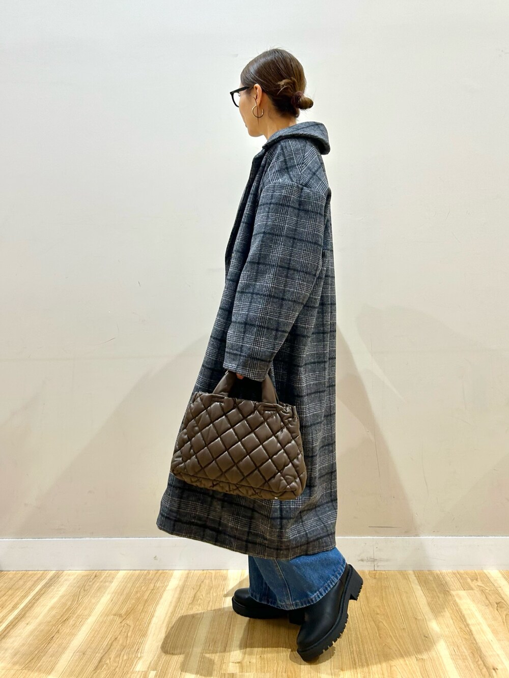 ベージュ系のスウェット、その他のその他アウター、ブラウン系のハンドバッグを着用したレディースの冬コーディネートの3枚目の写真