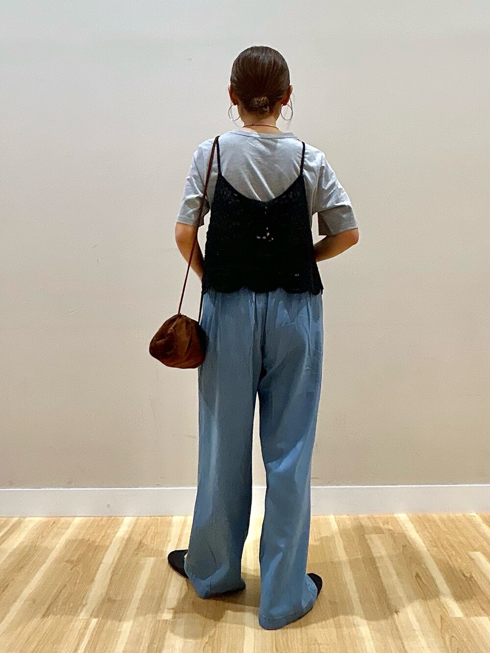 グレー系のTシャツ/カットソー、ブルー系のデニムパンツ、グレー系のその他アウターを着用したレディースの春コーディネートの8枚目の写真