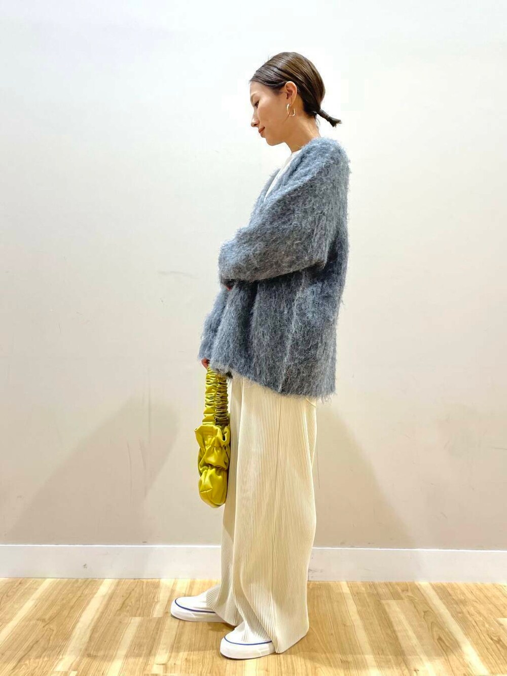 ホワイト系のスニーカー、ホワイト系のその他パンツ、イエロー系のハンドバッグを着用したレディースの秋コーディネートの2枚目の写真