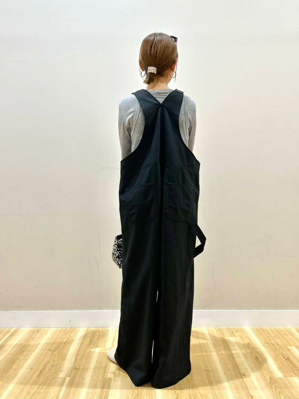 ブルー系のシャツ/ブラウス、シルバー系のショルダーバッグ、ブラック系のサロペット/オーバーオールを着用したレディースの春コーディネートの8枚目の写真