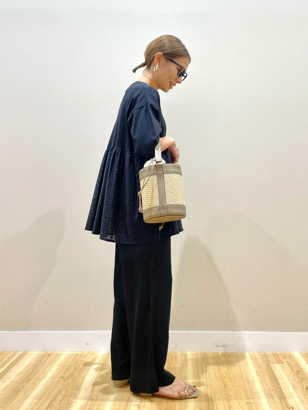 ブラック系のTシャツ/カットソー、ブラック系のその他パンツ、グレー系のショルダーバッグを着用したレディースの夏コーディネートの2枚目の写真